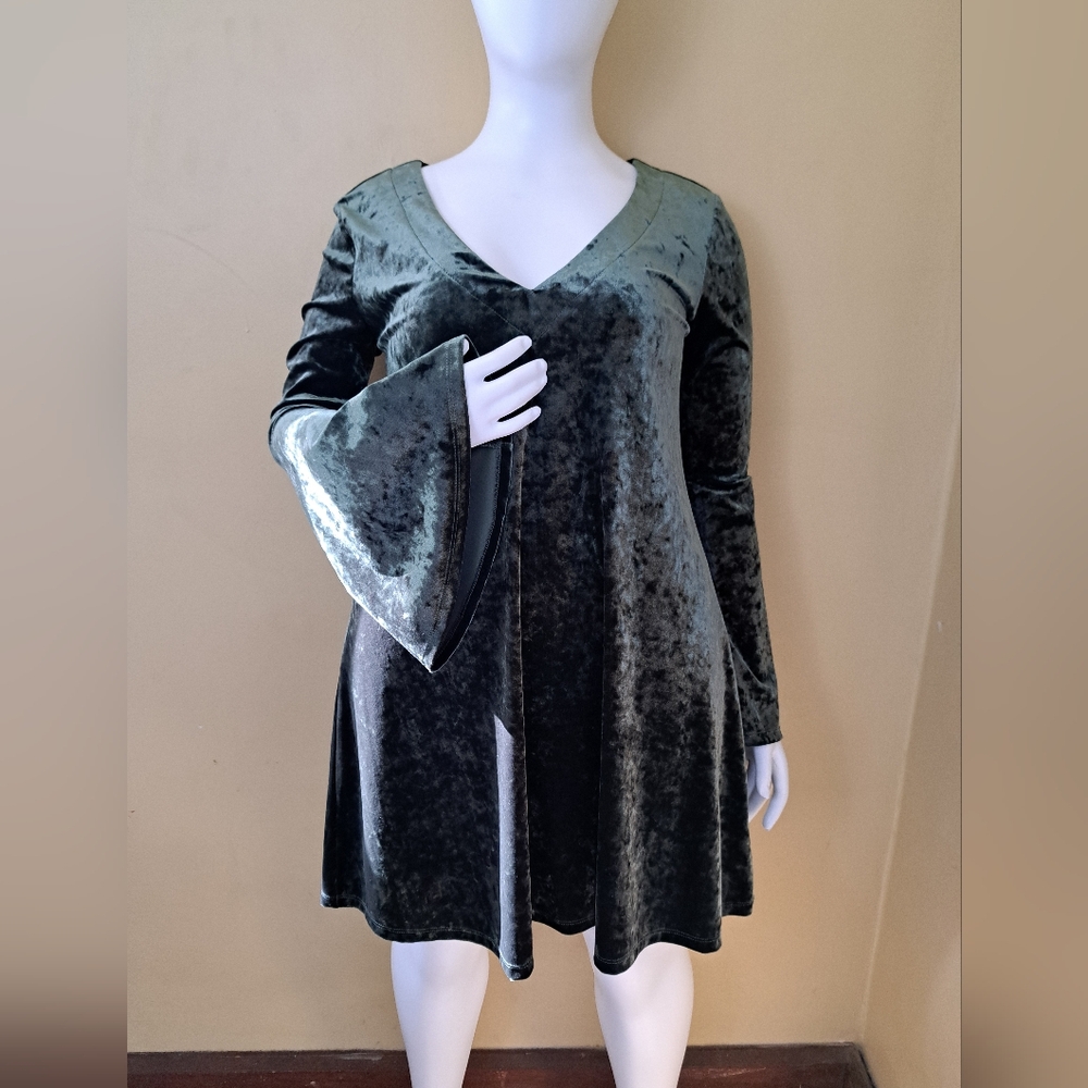 A.N.A Crushed Velvet Bell Sleeve Tunic in Dark Green